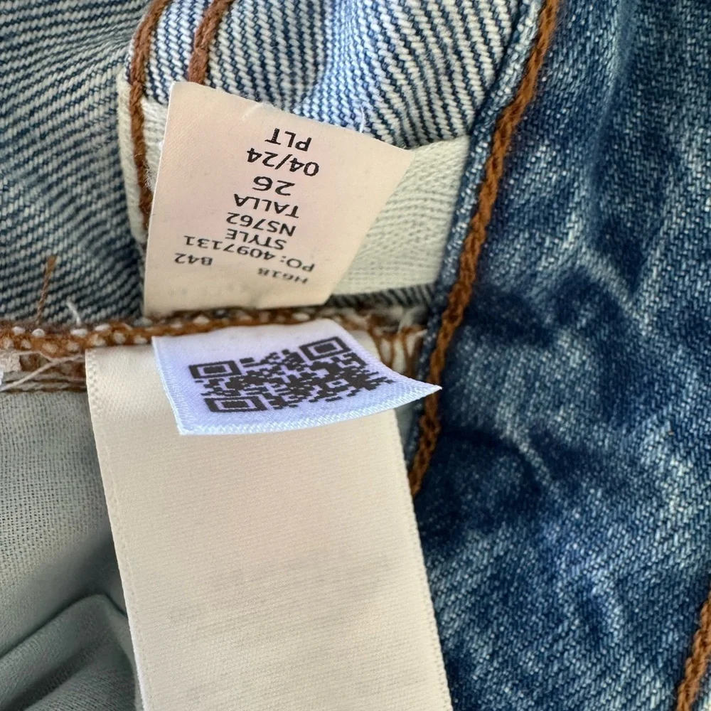 NWT Madewell Long Denim Shorts in Pedersen Wash 26 missing interior button
